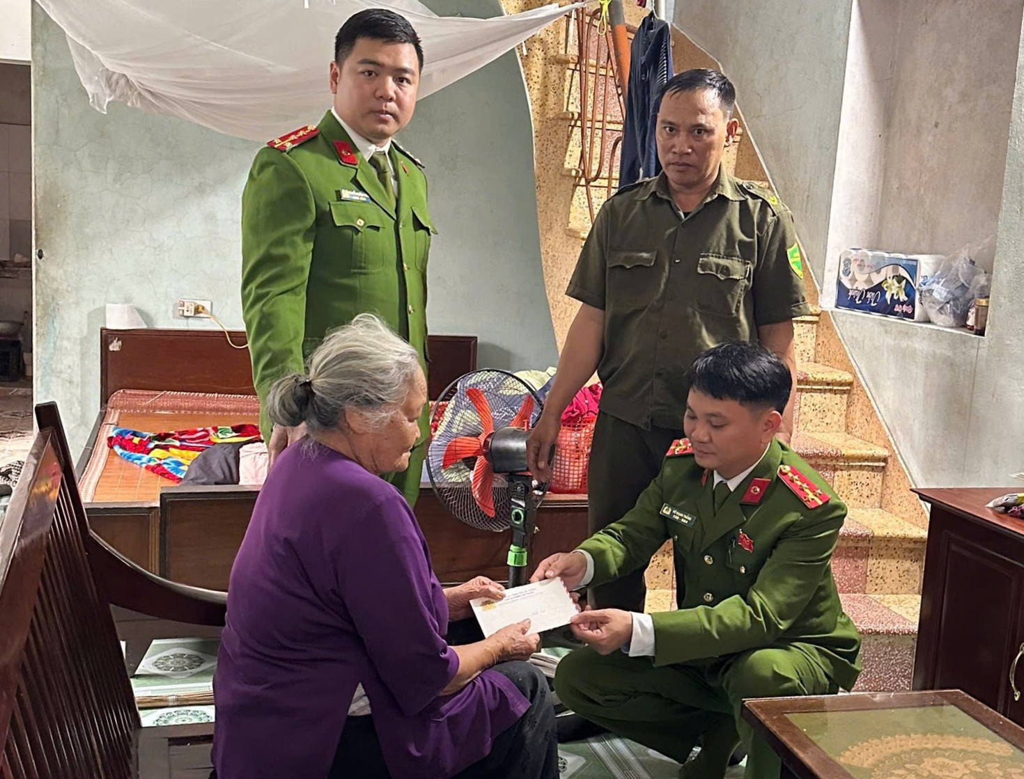 Công an phường Thủy Nguyên thăm hỏi, tặng quà các gia đình nạn nhân tai nạn giao thông có hoàn cảnh khó khăn